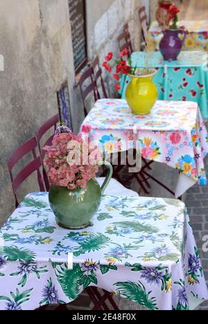Ristorante all'aperto con tavoli preparati con Provençal Tovaglie decorative Jugs Vasi e fiori a Cassis Provenza Francia Foto Stock