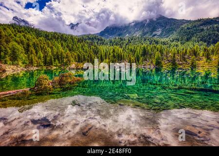 Belle riflessioni sulle alpi svizzere Lago di Saoseo, HDR Foto Stock