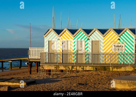 Servizi igienici multicolore a Southend on Sea, Essex, sul lungomare del Regno Unito nello stile di capanne in legno sulla spiaggia. Western Esplanade strutture. Servizi presso la spiaggia Foto Stock