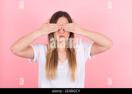 Giovane donna copre gli occhi con entrambe le mani Foto Stock