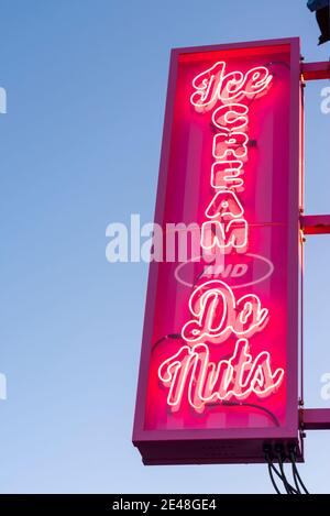 Pubblicità al neon per il ristorante Take away Three Shells Seafront a Southend on Sea, Essex, Regno Unito. Cartello luminoso illuminato Foto Stock