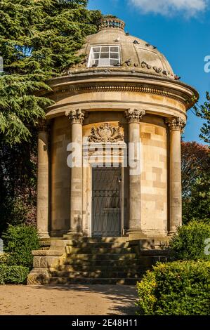 Il Jephson Memorial è situato a Jephson Park, Leamington Spa ed è stato costruito nel 1849. Contiene una statua in marmo del Dr Henry Jephson, dopo il quale t Foto Stock