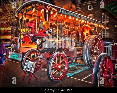 Motore a trazione a vapore in mostra alla serata annuale Hungerford Victorian Extravaganza, che si tiene il secondo venerdì di dicembre di ogni anno. Foto Stock