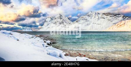 Fantastica vista invernale della spiaggia di Vik al tramonto con molta neve e cime innevate vicino a Leknes. Ubicazione: Leknes, Vestvagoy, Lofotens, NOR Foto Stock