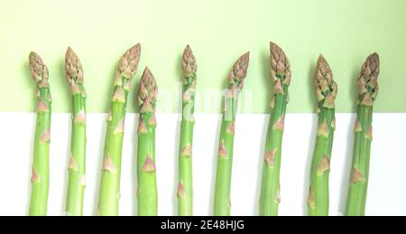 Gambi di asparagi verdi freschi su uno sfondo chiaro. Concetto di cibo sano Foto Stock