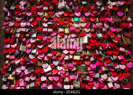 Verona - serrature per l'amante e serrature per la chiave maestra chiuse a Casa di Giulietta (di fronte al balcone di Giulietta). La gente crede che questo aiuterebbe a benedire in t Foto Stock