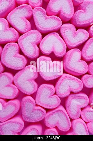 File di caramelle Marshmallow a forma di cuore rosa e bianco per Il concetto di San Valentino Foto Stock