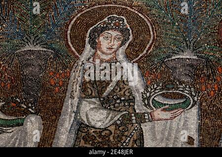 Una delle 22 sante cristiane, gioiellate e sontuosamente vestite, che cammina in processione. Dettaglio dal mosaico bizantino nella Basilica di Sant'Apollinare nuovo a Ravenna, Emilia-Romagna, Italia. Il mosaico fu creato nel 500 d.C., pochi anni dopo che Ravenna fu catturata dall'Impero bizantino dagli Ostrogoti. Foto Stock