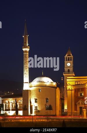 Ethem Bey moschea e la torre dell orologio a Tirana. L'Albania Foto Stock