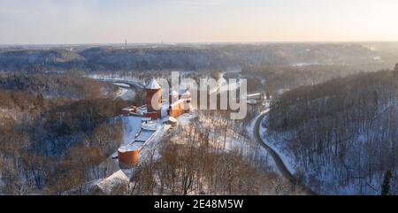 Vista aerea del famoso castello di Turaida all'alba inverno Foto Stock