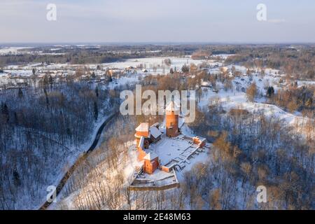 Vista aerea del famoso castello di Turaida all'alba inverno Foto Stock