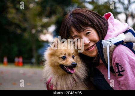 Amore per la ragazza e il cane Foto Stock