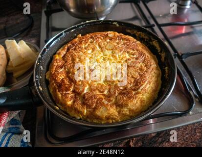 Omelette spagnole preparate al momento nella padella con ingredienti naturali Foto Stock