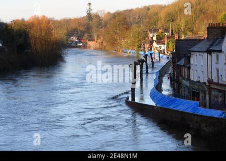 Ironbridge, Shropshire, Regno Unito 22 gennaio 2021. Barriere alluvionali che trattengono il fiume Severn. Le barriere contro le alluvioni proteggono le case e le imprese mentre il fiume Severn si inonda lungo il Wharfage a Ironbridge. Credit: Sam Bagnall/Alamy Live News Copyright 2020 © Sam Bagnall Foto Stock