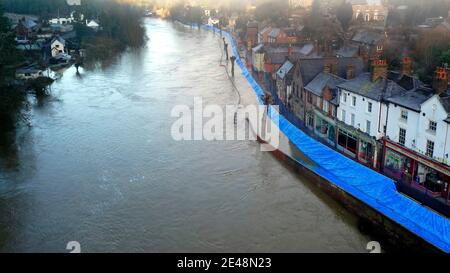 Ironbridge, Shropshire, Regno Unito 22 gennaio 2021. Barriere alluvionali che trattengono il fiume Severn. Le barriere contro le alluvioni proteggono le case e le imprese mentre il fiume Severn si inonda lungo il Wharfage a Ironbridge. Credit: Sam Bagnall/Alamy Live News Copyright 2020 © Sam Bagnall Foto Stock