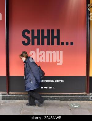 Harrods, Knightsbridge, Londra, Regno Unito. 22 gennaio 2021. Pandemia di coronavirus, Lockdown 3. Harrods è chiuso e i finestrini sono coperti. Credit: Matthew Chpicle/Alamy Live News Foto Stock