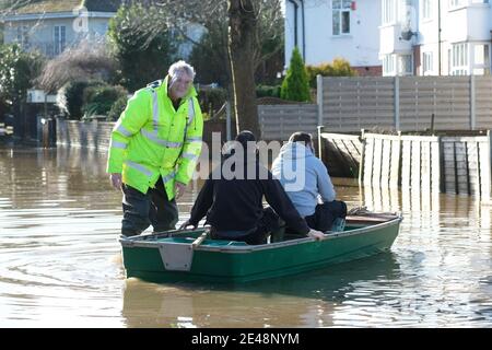 Hereford, Herefordshire Regno Unito - Venerdì 22 gennaio 2021 - locale alluvione Warden Colin Taylor aiutare gli elettricisti di emergenza a raggiungere una proprietà allagata nella zona Greyfriars della città dopo il fiume Wye allagato ieri. I livelli del fiume hanno cominciato a diminuire ma i residenti qui affrontano molti mesi di agitazione per ricostruire ancora una volta dopo le alluvioni precedenti nel febbraio 2020 e nell'ottobre 2019. Photo Steven May / Alamy Live News Foto Stock