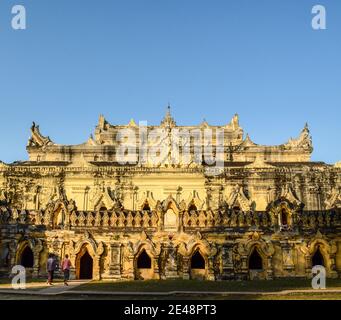 Inwa, Mandalay, Myanmar - facciata del monastero di Maha Aungmye Bonzan, popolarmente noto come Me Nu OK Kyaung. Foto Stock