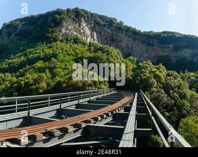 Ponte ferroviario in acciaio di Evaristo De Chirico, vicino al villaggio di Miles, sul Monte Pelio, regione della Tessaglia, Grecia, Europa Foto Stock