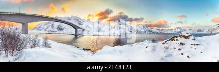 Pittoresca vista mattutina dei ponti a sbalzo di Fredvang all'alba. Destinazione di viaggio su Lofotens. Ubicazione: Ramberg, isola di Flakstadoya, Lofoten; Foto Stock