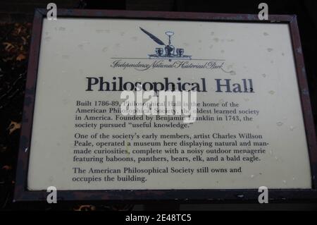 Philadelphia USA Philosophical Society informazioni poster storia fuori iscrizione tipo imbarco informare Benjamin Franklin fondatore Charles Wilson Foto Stock