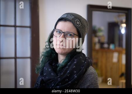 Oranienburg, Germania. 21 Gennaio 2021. Eileen Bohm, proprietario della 'Leenys Beauty Lounge' e capo della Gilda dei parrucchieri Oberhavel, si trova nel suo salone. (Per 'i parrucchieri protestano contro la chiusura e chiedono più aiuto' da 22.01.2021) Credit: Soeren Stache/dpa-Zentralbild/dpa/Alamy Live News Foto Stock