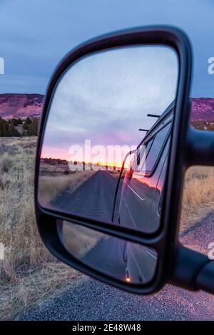 Tramonto visto nello specchio laterale di un furgone, Steens Mountain, Oregon, Stati Uniti Foto Stock