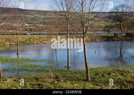 Keighley, UK Weather, 22nd Jan 2021. Flooding at Silsden near Keighley in West Yorkshire, as the River Aire bursts it's banks after snow and heavy rain. Keighley, UK. Credit: Paul Thompson/Alamy Live News Foto Stock