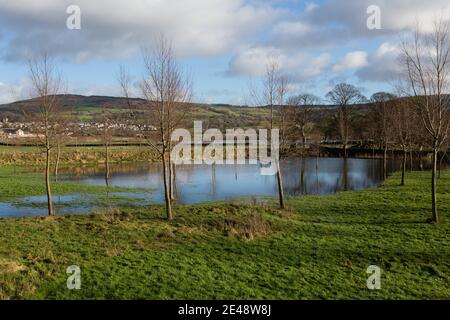 Keighley, UK Weather, 22nd Jan 2021. Flooding at Silsden near Keighley in West Yorkshire, as the River Aire bursts it's banks after snow and heavy rain. Keighley, UK. Credit: Paul Thompson/Alamy Live News Foto Stock
