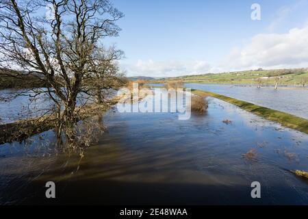 Keighley, UK Weather, 22nd Jan 2021. Flooding at Silsden near Keighley in West Yorkshire, as the River Aire bursts it's banks after snow and heavy rain. Keighley, UK. Credit: Paul Thompson/Alamy Live News Foto Stock