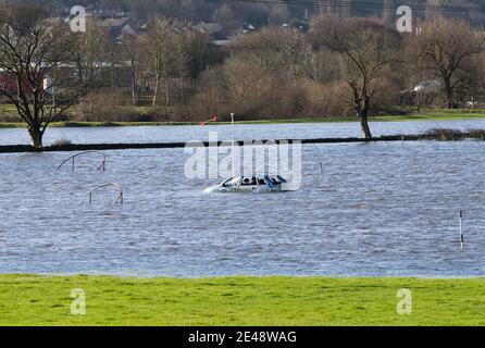 Keighley, UK Weather, 22nd Jan 2021. Flooding at Silsden near Keighley in West Yorkshire, as the River Aire bursts it's banks after snow and heavy rain. Keighley, UK. Credit: Paul Thompson/Alamy Live News Foto Stock