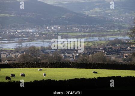 Keighley, UK Weather, 22nd Jan 2021. Flooding at Silsden near Keighley in West Yorkshire, as the River Aire bursts it's banks after snow and heavy rain. Keighley, UK. Credit: Paul Thompson/Alamy Live News Foto Stock