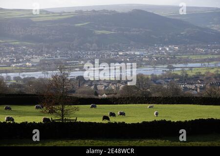 Keighley, UK Weather, 22nd Jan 2021. Flooding at Silsden near Keighley in West Yorkshire, as the River Aire bursts it's banks after snow and heavy rain. Keighley, UK. Credit: Paul Thompson/Alamy Live News Foto Stock