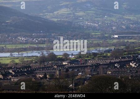 Keighley, UK Weather, 22nd Jan 2021. Flooding at Silsden near Keighley in West Yorkshire, as the River Aire bursts it's banks after snow and heavy rain. Keighley, UK. Credit: Paul Thompson/Alamy Live News Foto Stock