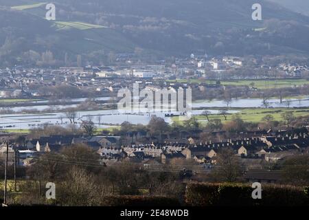 Keighley, UK Weather, 22nd Jan 2021. Flooding at Silsden near Keighley in West Yorkshire, as the River Aire bursts it's banks after snow and heavy rain. Keighley, UK. Credit: Paul Thompson/Alamy Live News Foto Stock