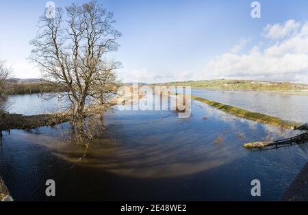 Keighley, UK Weather, 22nd Jan 2021. Flooding at Silsden near Keighley in West Yorkshire, as the River Aire bursts it's banks after snow and heavy rain. Keighley, UK. Credit: Paul Thompson/Alamy Live News Foto Stock