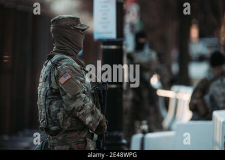 Truppe della Guardia Nazionale che sorvegliano la 'zona Verde' intorno a Washington DC Prima e durante l'inaugurazione del Presidente Biden e Vice Presidente Harris Foto Stock