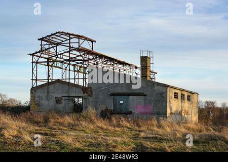 Rovina di un edificio agricolo di un GPL (Cooperativa di produzione agricola) Nell'ex Germania dell'Est dal tempo della RDT (Repubblica Democratica tedesca Foto Stock