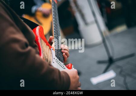 Un uomo che suona una chitarra elettrica reliquia in un concerto Foto Stock