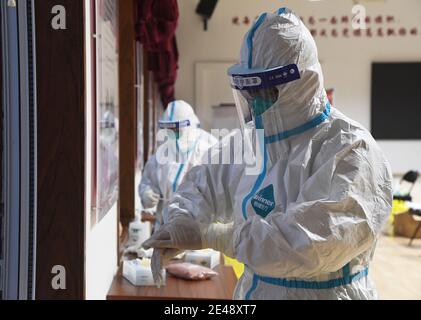 Pechino, Cina. 22 gennaio 2021. Un medico disinfetta le mani prima di raccogliere i campioni in un sito di test nel distretto di Xicheng, Pechino, capitale della Cina, 22 gennaio 2021. Pechino ha segnalato tre nuovi casi confermati di COVID-19 trasmessi localmente, una nuova infezione asintomatica trasmessa localmente e due nuovi casi asintomatici importati giovedì, ha detto la commissione sanitaria comunale Venerdì. Credit: Xinhua/Alamy Live News Foto Stock