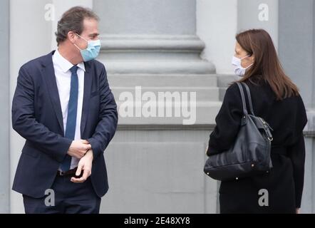 Il ministro tedesco della Comunità Oliver Paasch e il ministro degli Affari esteri Sophie Wilmes arriva per una riunione del comitato consultivo con Foto Stock