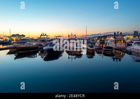 SOCHI - CIRCA Apr 2019: Piccole barche e yacht al Porto Marittimo di Sochi durante la calda serata primaverile del 2019 aprile in Russia Foto Stock