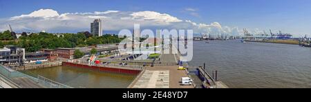 Vista dal Dockland al Centro Crociere di Amburgo Altona e la Norderelbe, Amburgo, Germania Foto Stock