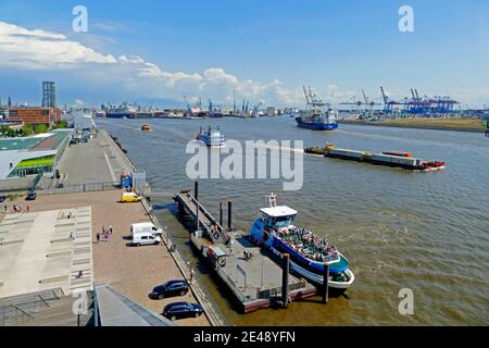 Vista dal Dockland al Centro Crociere di Amburgo Altona e la Norderelbe, Amburgo, Germania Foto Stock