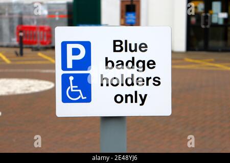 Cartello parcheggio per Blue Badge Holders solo nell'area parcheggio del Cromer Hospital a North Norfolk a Cromer, Norfolk, Inghilterra, Regno Unito. Foto Stock