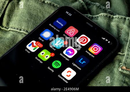 IPhone con diverse icone di app per i social media e la produttività come Vinted, Booking.com, Signal, Duolingo, Pinterest, Instagram e altre Foto Stock