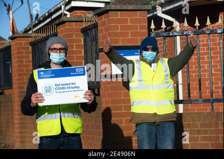 Slough, Berkshire, Regno Unito. 22 gennaio 2021. I volontari sono stati a disposizione oggi per dare alla gente un caloroso benvenuto al Tempio Hindu in Slough che è usato per il test di flusso laterale di Coronavirus Covid-19. I visitatori del centro prendono i loro bastoncini. I risultati dei test vengono inviati tramite testo NHS entro mezz'ora dal test. Le statistiche di Public Health England mostrano che Slough ha il secondo tasso più elevato di casi positivi di Covid-19 nel Regno Unito. Il tasso attuale settimanale di casi confermati di Covid-19 per 100,000 persone è di 1029.8. Credit: Maureen McLean/Alamy Live News Foto Stock