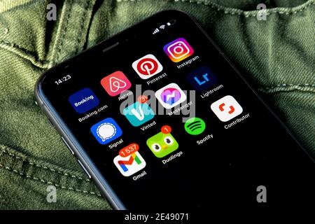 IPhone con diverse icone di app per i social media e la produttività come Vinted, Booking.com, Signal, Duolingo, Pinterest, Instagram e altre Foto Stock