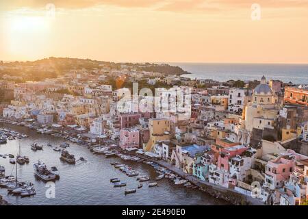 Isola di Procida, Napoli, Italia. Vista del tramonto dall'alto Foto Stock