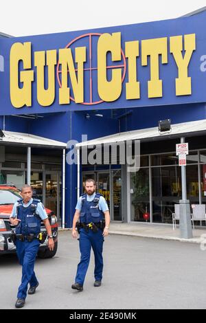 (210122) -- WELLINGTON, 22 gennaio 2021 (Xinhua) -- Foto scattata il 18 marzo 2019 mostra due poliziotti che pattugliano fuori della città di Gun a Christchurch, Nuova Zelanda. I passi successivi nell'ambizioso programma di riforma delle armi da fuoco del governo neozelandese includono un riacquisto di tre mesi, ha detto il ministro della polizia Pato Williams venerdì. L'ultimo buy-back e l'amnistia è stato senza precedenti per la Nuova Zelanda e ha avuto successo nella raccolta di 60,297 armi da fuoco, la modifica di ulteriori 5,630 armi da fuoco, e la raccolta di 299,837 parti proibite e riviste, ha detto Williams in una dichiarazione. (Xinhua/Guo Lei) Foto Stock